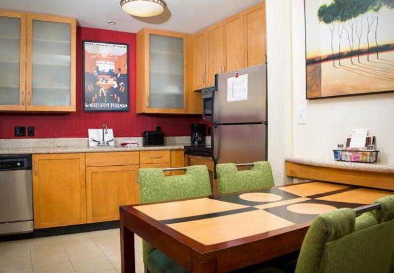 Airport Hotel 3*